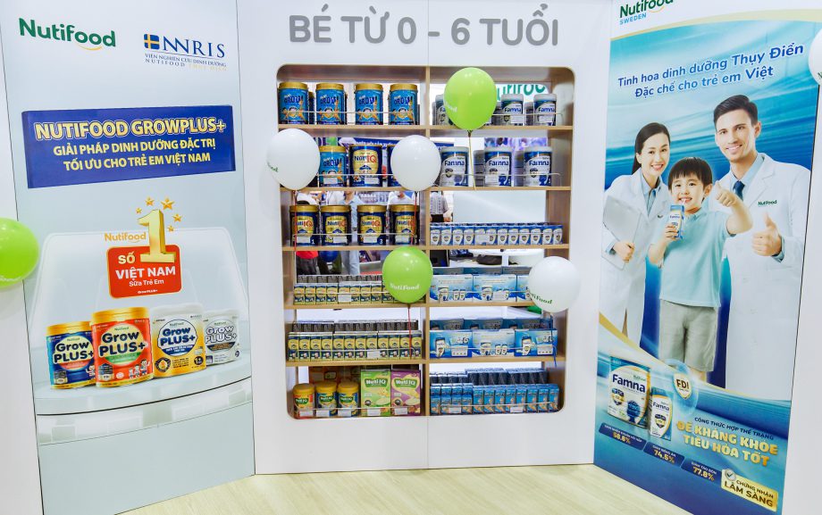 Bàn giao dự án kệ quảng cáo cho Nutifood