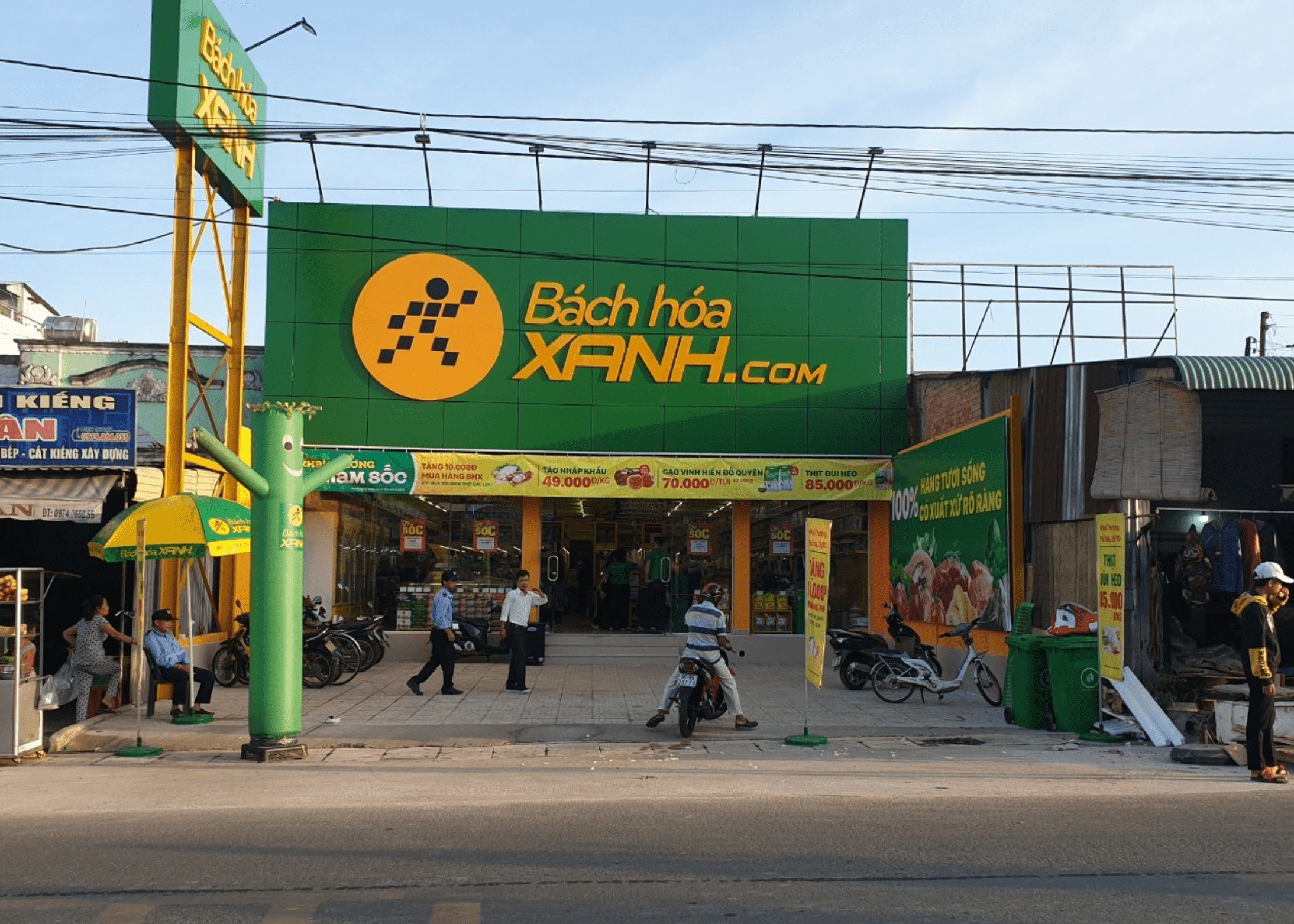 Lắp đặt kệ siêu thị tại Bách Hóa Xanh Cẩm Mỹ