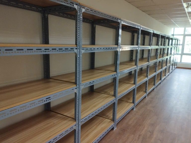 Kệ sắt V lỗ 4 tầng – Giải pháp lưu trữ gọn gàng, bền chắc cho mọi không gian